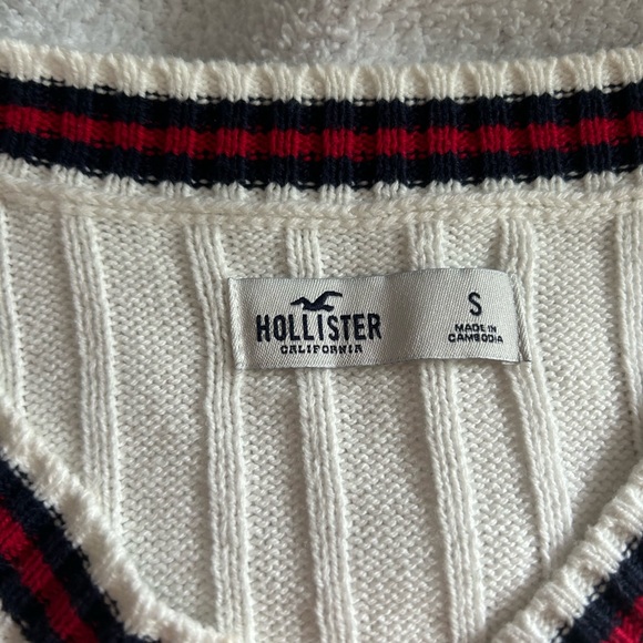 NWT Hollister V-Neck Sweater - Picture 3 of 3